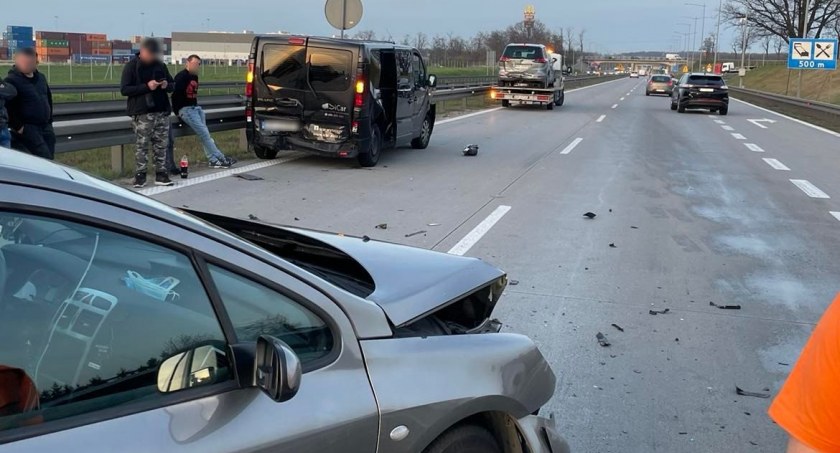 Kolizja trzech aut na 137 km autostrady A4. Korek w kierunku Wrocławia ma nadal kilkanaście kilometrów