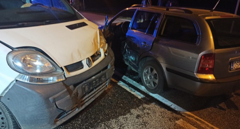 Zderzenie busa z osobówką na DK94 w miejscowości Wróblowice. Dwie osoby trafiły do szpitala