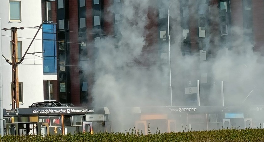 Chwile grozy w tramwaju linii 3 na ulicy Legnickiej. Spod jednego z wagonów zaczęły się wydobywać kłęby gęstego dymu