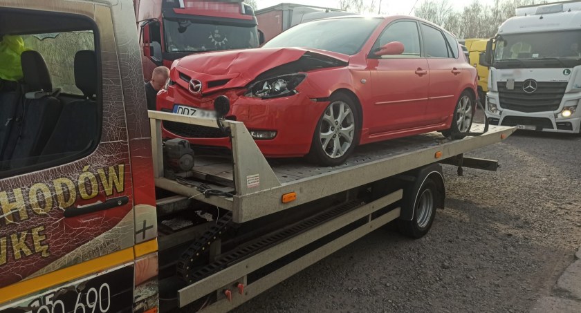 Kolizja dwóch aut osobowych na 117 km A4 w kierunku Wrocławia. Wzmożony przedświąteczny ruch daje się we znaki podróżującym autostradą