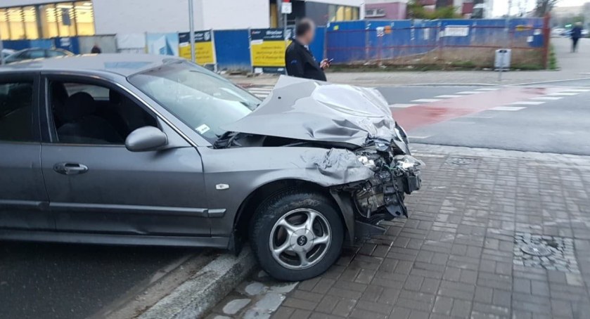Poranna kolizja auta osobowego z tramwajem na skrzyżowaniu Pułaskiego z Worcella we Wrocławiu 