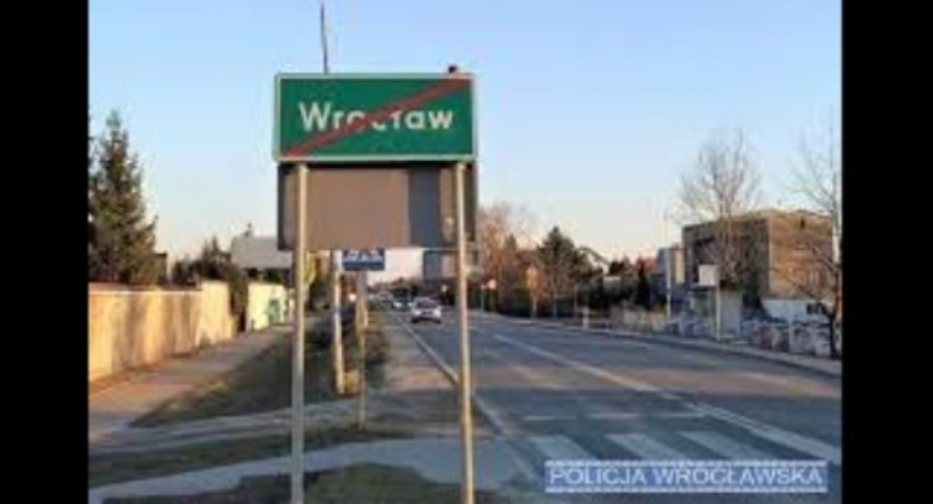Wrocławska policja podpowiada jak przygotować się do świątecznych wyjazdów by bezpiecznie dotrzeć na miejsce i nie martwić się o swój dobytek