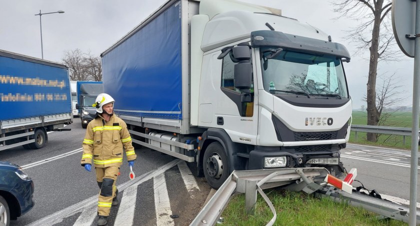 Kolizja ciężarówki z autem osobowym na zjeździe z autostrady A4 na Kostomłoty. Przyczyną ponownie nieustąpienie pierwszeństwa