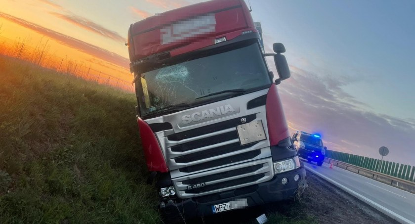 Samochód ciężarowy wypadł z drogi na 79 km autostrady A4. Poranne utrudnienia w kierunku granicy trwały 2 godziny