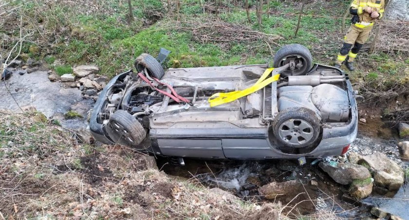 Samochód osobowy wypadł z drogi i dachował w strumieniu. Niebezpieczna kolizja w gminie Lubomierz
