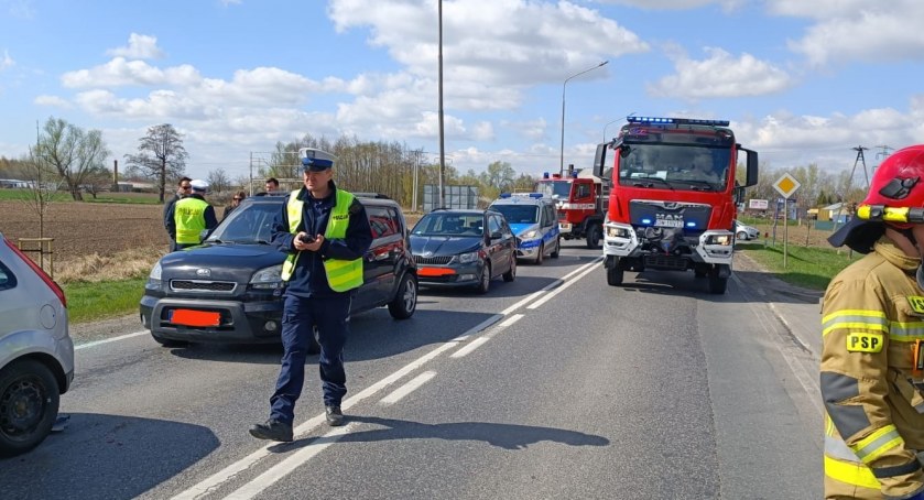 Sobotni wypadek z udziałem 6 aut osobowych w Siechnicach pod Wrocławiem. Dwie osoby trafiły do szpitala