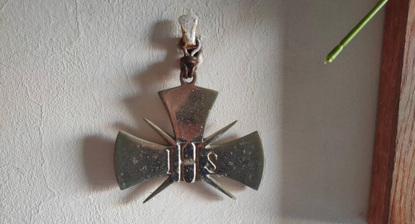  Pijani wtargnęli do kościoła podczas mszy, zniszczyli kropielnicę i zrzucili ze ściany drewniany krzyż - zostali zatrzymani przez policjantów