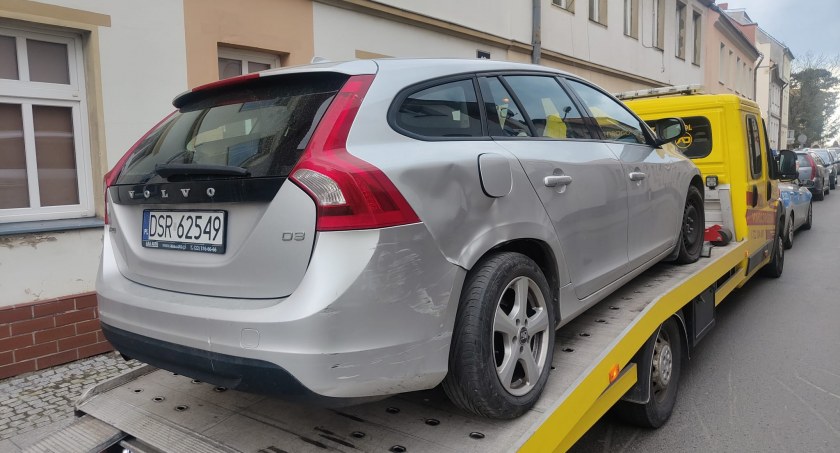 Środa Śląska. Pijany kierowca cofając autem osobowym w centrum miasta, potrącił przechodnia. Kobieta trafiła do szpitala