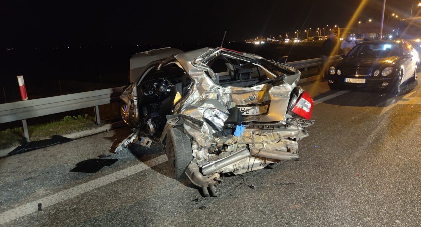 Ciężarówka uderzyła w auto osobowe na zjeździe z AOW na A4. Dwie osoby poszkodowane. Sprawca zbiegł z miejsca wypadku