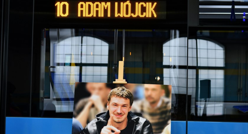 208 centymetrów talentu i sportowego charakteru – legendarny koszykarz Adam Wójcik patronem wrocławskiego tramwaju 