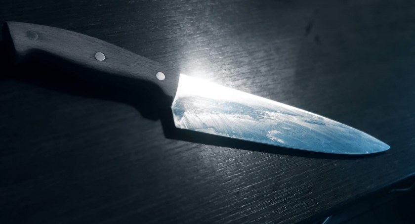 Zdesperowana mieszkanka Bielan Wrocławskich próbowała odebrać sobie życie kuchennym nożem. Uratowali ją policjanci z Kobierzyc