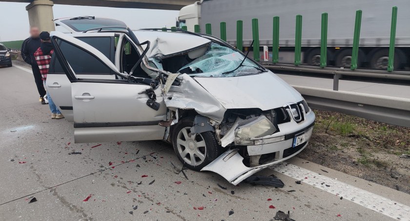 Zderzenie ciężarówki z autem osobowym na 136km A4. Jedna osoba poszkodowana. Autostrada w kierunku Wrocławia zakorkowana