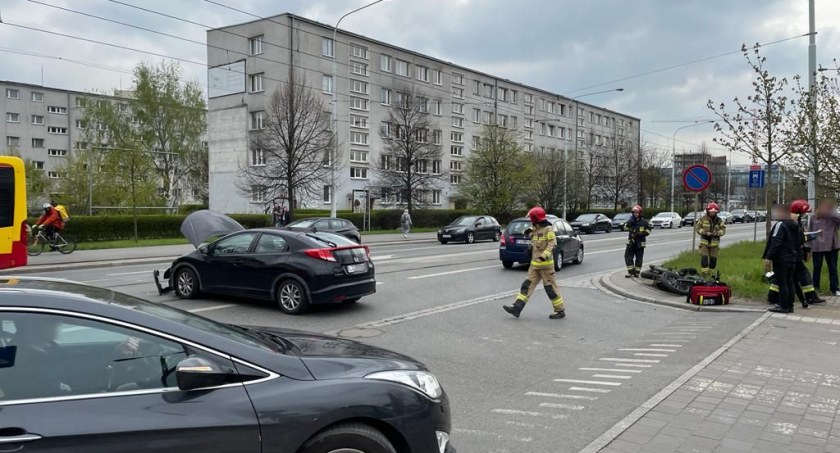 Kolizja auta osobowego z motocyklistą na skrzyżowaniu Grabiszyńskiej i Twardej we Wrocławiu