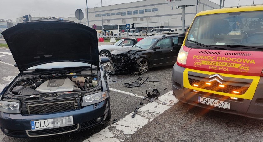 Groźna kolizja 3 aut w Biskupicach Podgórnych. Przyczyną wymuszenie pierwszeństwa przez obcokrajowców z BMW