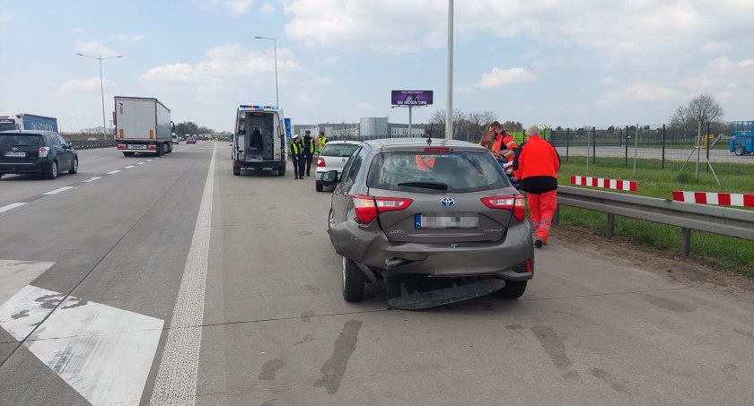 Utrudnienia na węźle Wrocław - Południe. Zderzenie dwóch aut na zjeździe z AOW na autostradę A4 w kierunku Zgorzelca