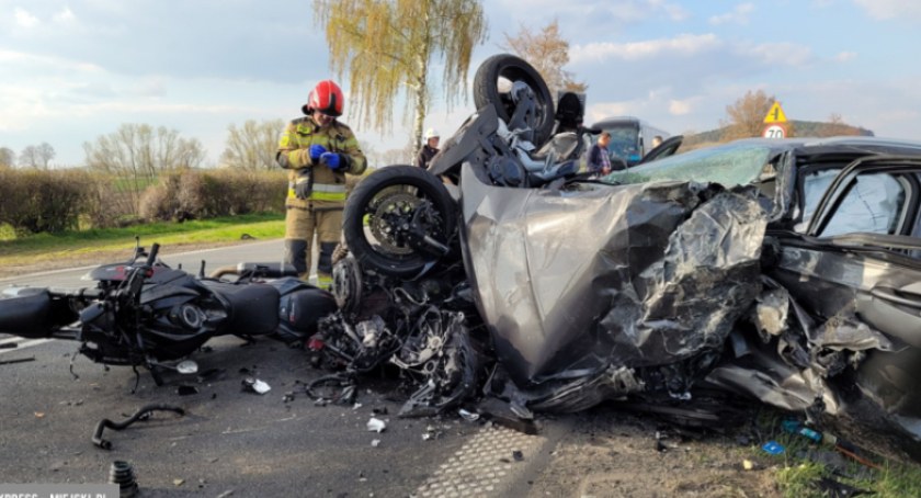 Dramatyczny wypadek na DK8 przed Ząbkowicami Śląskimi. Dwóch motocyklistów i kierowca osobówki zabrani do szpitala