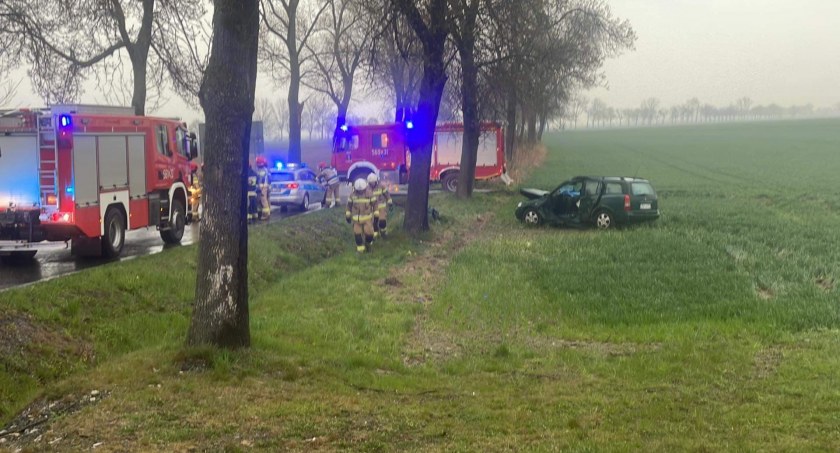 Groźny wypadek na krajowej piątce. Samochody po zderzeniu wypadły z drogi.