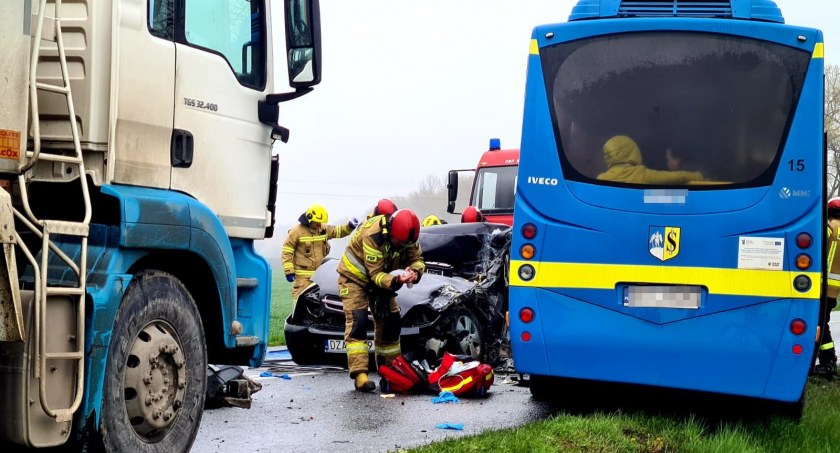 Jedna osoba nie żyje, 5 kolejnych zostało rannych. Tragiczny wypadek z udziałem autobusu podmiejskiego na trasie Strzelin-Wrocław