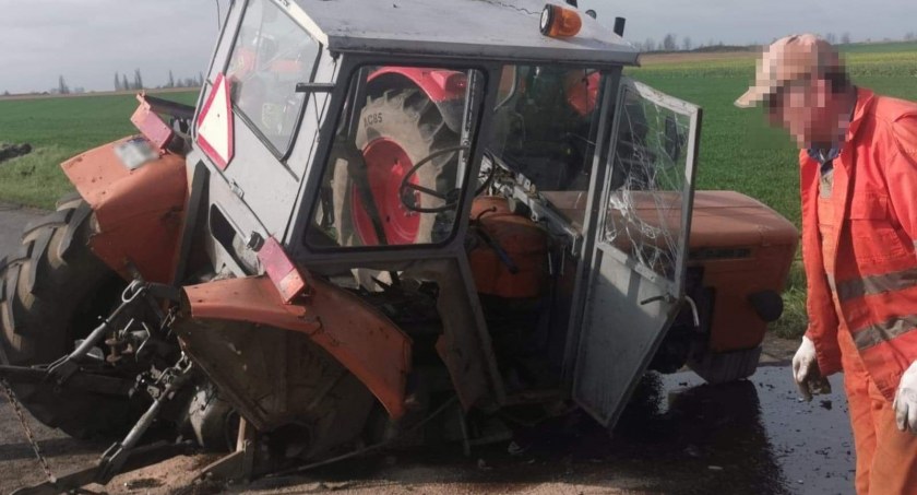 Auto osobowe wjechało w traktor. Kolejny groźny wypadek na trasie Środa Śląska - Kostomłoty. Traktorzystę zabrano do szpitala