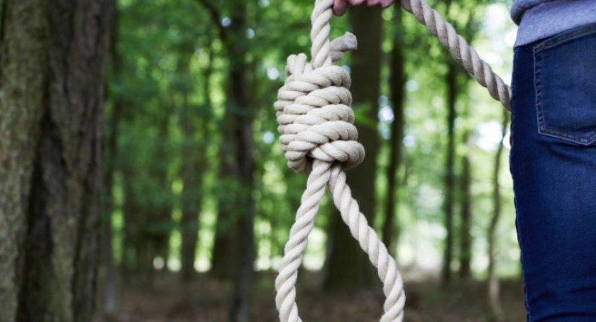 Tragedia na Różance. Przypadkowy przechodzień odnalazł ciało człowieka wiszące na drzewie