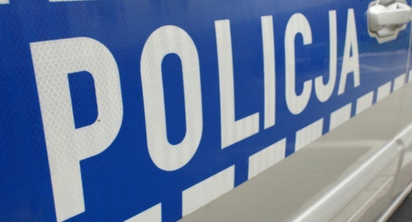 Brutalny napad na sklep. Sterroryzował bronią ekspedientkę, a potem ogłuszył i okradł klientkę. Lubańska policja poszukuje sprawcy