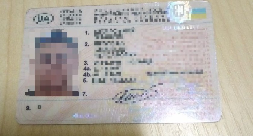 Na ulicach Wrocławia zatrzymano kolejnego obcokrajowca posługującego się fałszywym prawem jazdy. Samochód również bez 
