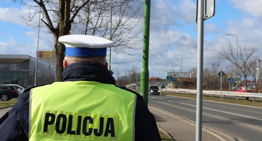 Land Rover zatrzymany za przekroczenie prędkości. Kierowca zamienił się miejscami z pasażerką, lecz nie chodziło o prędkość