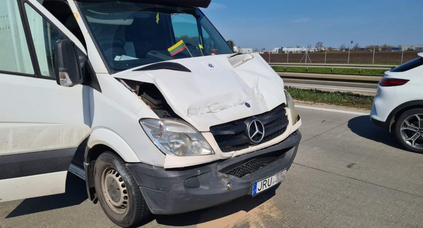 Autostrada A4. Bus najechał na tył ciężarówki tuż przed węzłem Pietrzykowice. Spore utrudnienia w kierunku Wrocławia
