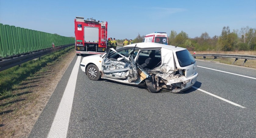 Poważny wypadek na 27 kilometrze S8 w kierunku Wrocławia. Ciężarówka staranowała auto osobowe i spadła ze skarpy. Korek rośnie z minuty na minutę