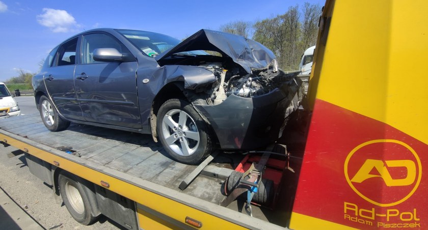 Kolizja 3 aut osobowych na 132 km A4 w kierunku Wrocławia. Utrudnienia w ruchu pomiędzy węzłem Kostomłoty i Kąty Wrocławskie