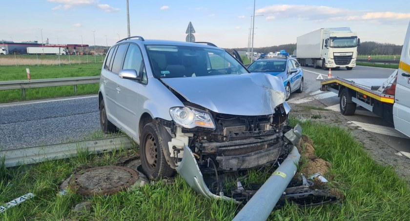 Węzeł Kąty Wrocławskie. Samochód osobowy na zjeździe z A4 wypadł z drogi i uderzył w latarnie