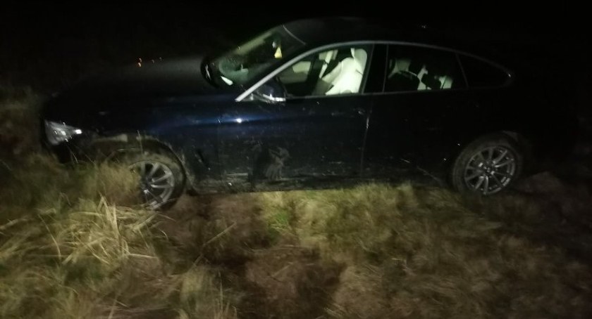 Pijana recydywistka pod wpływem narkotyków jeździła BMW po milickiej... łące. Zatrzymano ją gdy utknęła w rowie