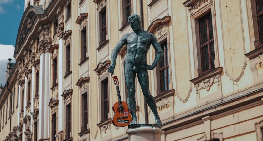 Wrocławski Szermierz dostał gitarę – już w niedzielę 20. edycja Gitarowego Rekordu Świata!