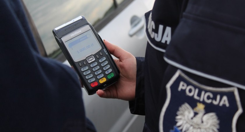 Mandat na kwotę 5000zł dla kierującego BMW w Legnicy. Prowadził pojazd niedopuszczony do ruchu, a sam nie posiadał przy sobie uprawnień