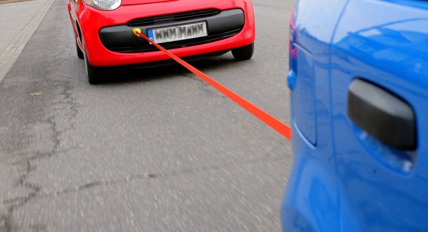14-latek holował osobowe BMW z 23-letnim kierowcą bez prawa jazdy. Niecodzienny transport zatrzymały dzierżoniowskie policjantki