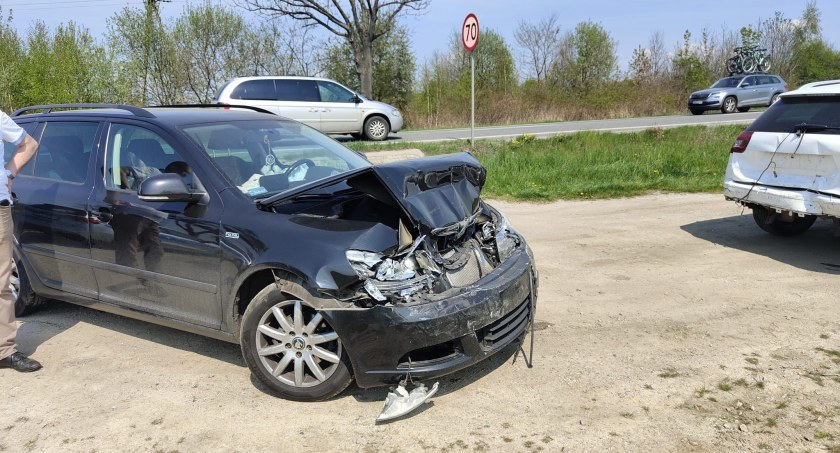 Kolizja czterech samochodów osobowych na DK5 przy zjeździe na autostradę A4