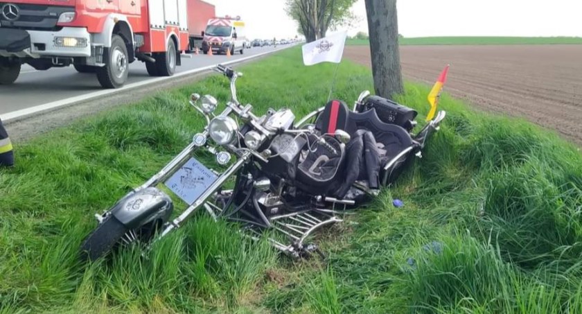 Pechowy powrót z majówki. Zderzenie BMW z motocyklem na DK8 pod Jaszowicami. Dwie osoby trafiły do szpitala