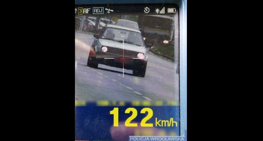 Pędził ponad 120 km/h w zabudowanym. Rajd kierowcy Golfa ulicą Legnicką zakończył się utratą prawa jazdy i wysokim mandatem