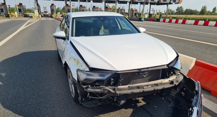 Osobowe Audi nie zmieściło się w bramce na autostradzie A4 w podwrocławskich Karwianach. Skrajny lewy pas w kierunku Zgorzelca zablokowany