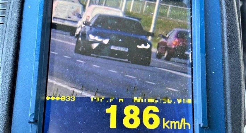 Wrocław. Gnał swoim BMW blisko 190km/h na pięćdziesiątce. Nie zatrzymali mu prawa jazdy, bo... już je utracił