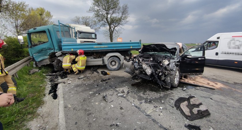Groźny wypadek na DW395 w pobliżu wiaduktu nad A4. Osobówka uderzyła w zawracającą ciężarówkę. Dwie osoby zabrano do szpitala