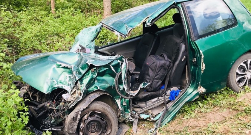 Volkswagen wjechał wprost pod koła ciężarówki