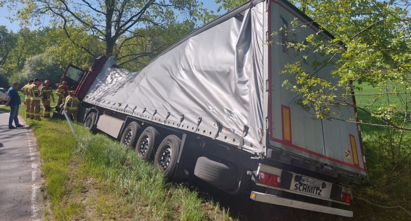 Pijany kierowca ciężarówki, która wypadła z drogi pod Kątami Wrocławskimi, próbował uciec z miejsca wypadku. Zatrzymał go policjant po służbie