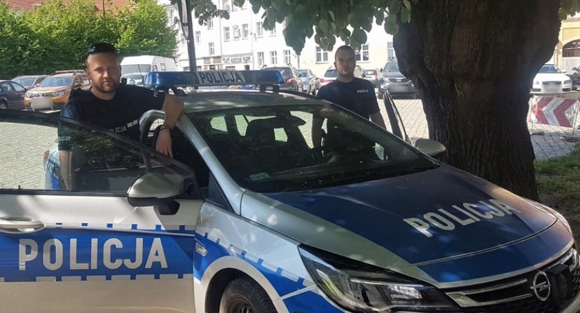Policjanci z Psiego Pola uratowali życie mężczyzny. 34-latek nagle stracił przytomność w jednym z wrocławskich tramwajów