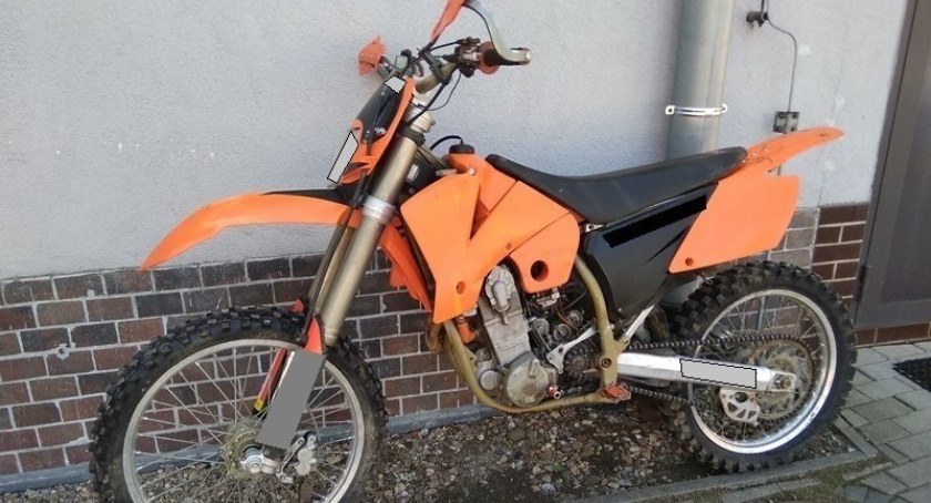 Zdjęcia- Policjanci zatrzymali sprawcę kradzieży terenowego motocykla i odzyskali skradziony pojazd