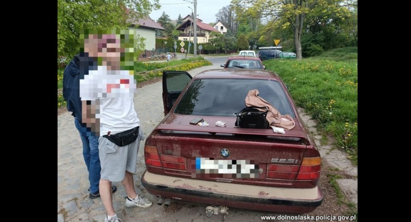 Kurs grozy w gminie Oleśnica. Dwóch mężczyzn i 19-letnia kobieta napadli na wrocławskiego taksówkarza i ukradli mu auto