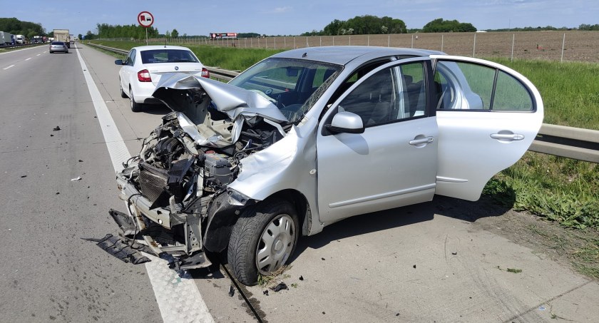 Kolizja trzech aut osobowych na 144 kilometrze A4. Z powodu gapiów na przeciwległym pasie utworzył się spory korek także w kierunku Wrocławia
