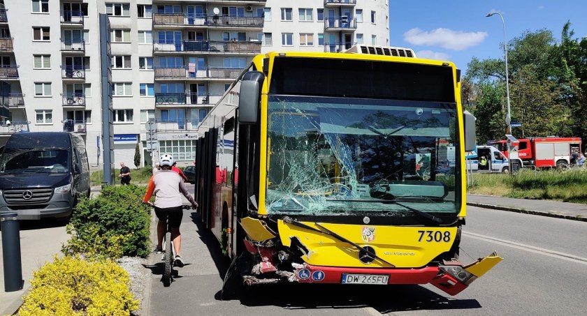Zderzenie osobówki z autobusem MPK na Strzegomskiej. Dwie osoby trafiły do szpitala