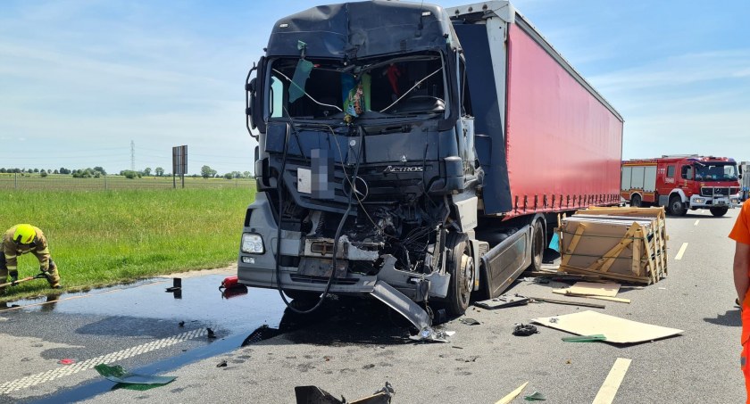 Zderzenie dwóch ciężarówek na 160 kilometrze A4. Jedna osoba trafiła do szpitala. Potężny zator na autostradzie w kierunku Wrocławia
