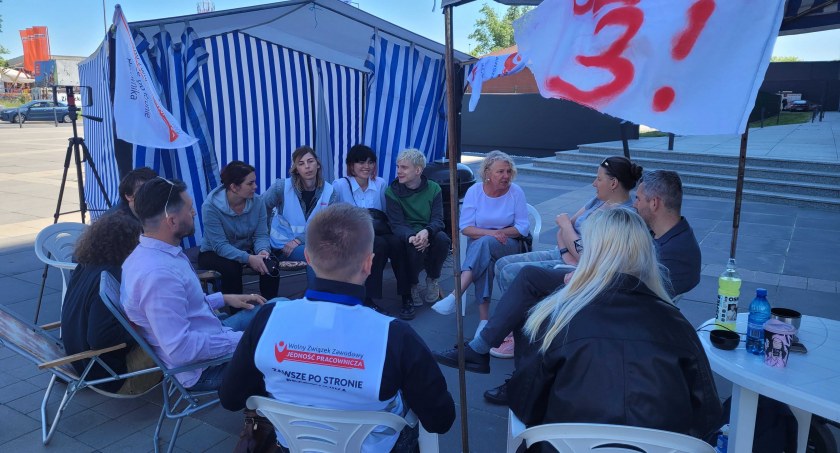 Poseł Maciej Konieczny odwiedził protestujących pracowników sieci Kaufland